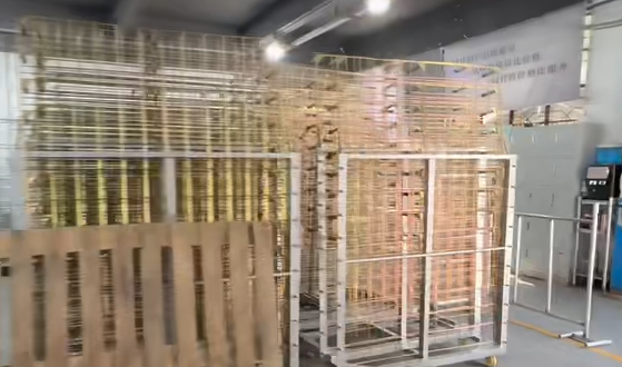 Alüminyum alaşım borulardan yapılmış endüstriyel boru çalışma masası, ağır yük uygulamaları için tasarlanmış çıkarılabilir özel raflarla